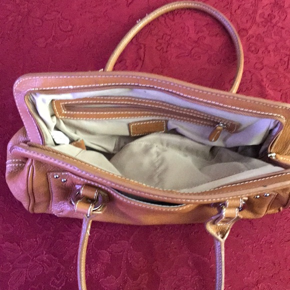 GUC Tignanello Handbag. Slight wear on one corner - Picture 4 of 6